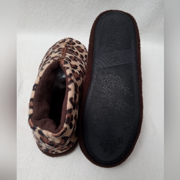 Leopard pattern front zip up house slipper. - Picture 6 of 6